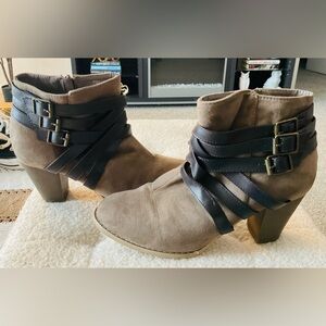 Etc! Stylish Tan and Black Ankle Boots Size 8